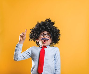 Dahi çivit çocuk. Sarıya izole edilmiş güçlü kasları olan şık çocuk portresi. Okula geri dön, anaokuluna. Başarı, motivasyon, kazanan.