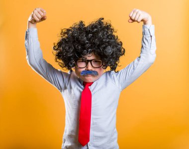 Dahi çocuk. Gözlüklü, kıllı ve bıyıklı başarılı bir okul çocuğunun portresi. Gömleği ve kırmızı kravatlı küçük işadamı sarıda izole edilmiş. Nasıl para kazanılacağını. Kendinden emin çocuk.