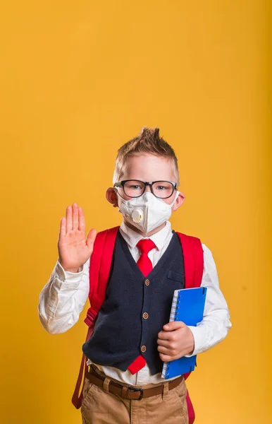 Kid boy wearing face mask during corona virus and flu outbreak. Disease and illness protection. Surgical masks for coronavirus prevention. School child coughing. Little boy going to school. Stop sign — Stock Photo, Image