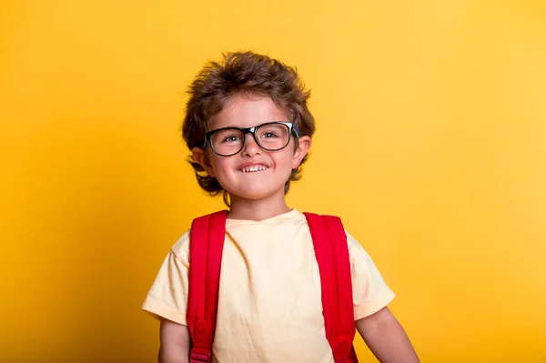 Портрет Счастливого Радостного Красивого Мальчика Очках Изолированных Желтом Фоне Обратно — стоковое фото