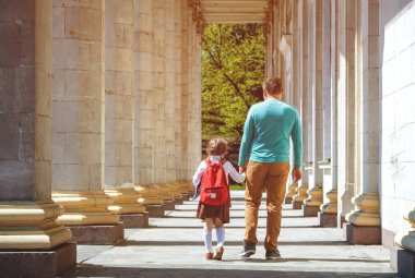 Baba ve kızı ilk kez okula gidiyorlar. Küçük kız koronavirüs salgını sırasında okula gidiyor. Okula dönelim. Arka plan