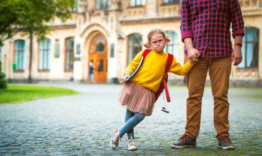 Okula dönelim. Komik bir portre çocuğu. İlkokulun öğrenci kızı babamla el ele gidiyor. Öğretmen ve okul bahçesinde sırt çantası ve kitabı olan tatlı bir kız öğrenci. Çocuk derse gitmek istemiyor.