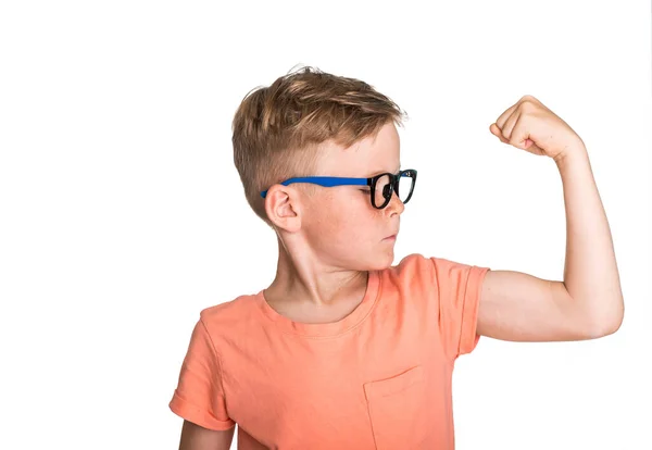 Blond kind in bril met zijn hand biceps spieren geïsoleerd op witte achtergrond. Slimme en sportieve jongen met spierkracht. Sterk overtuigd leerling gaat terug naar school — Stockfoto