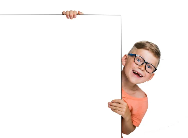 Verloren melktand, schattig kindje met grappige gemiste twee tanden. Grappig kind achter lege reclamebanner op witte achtergrond. Advertentie of verkoop in tandarts kliniek. Leerling gaat terug naar school. — Stockfoto