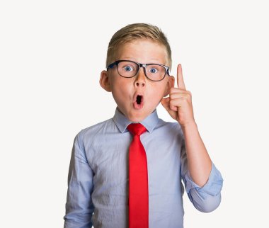 Çocuk işadamı. Gözlüklü çocuk parmağını kaldırdığında şaşırır. Benim bir fikrim var. Gözlüklü, ağzı açık, beyaz arka planda izole edilmiş iri gözlü sarışın bir çocuk. Şok olmuş çocuk, okula geri dön.