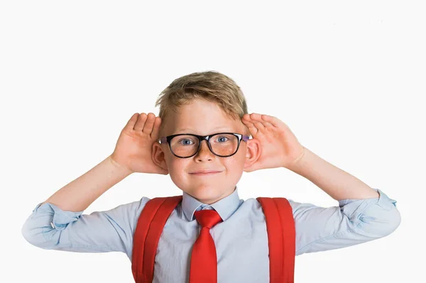 Een jongetje dat nieuws hoort. Schoolkinderen nieuwsgierigheid. Dove en leerlingen gezondheid. Fluistergeheim voor het oor. Verrast interessante roddels — Stockfoto