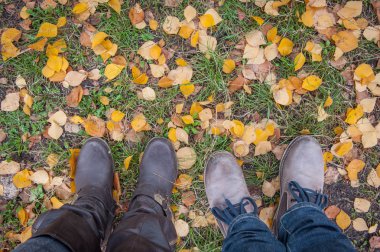 sonbahar yaprakları bot bacaklar görüntüsü. Ayak ayakkabı doğada yürüyüş