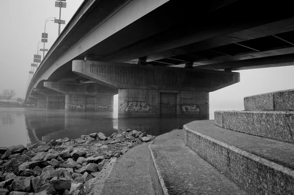 Brücke im Nebel. Ukrainisch. Kiew — Stockfoto