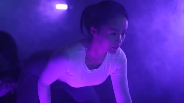 Asiatin Macht Einen Armreif Smoky Dark Und Launisch Fitness Studio — Stockvideo