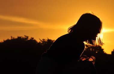 Batan güneşte bir kız