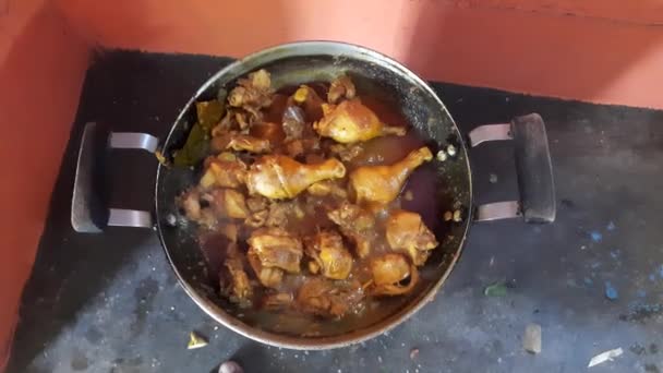 Koken Kip Vlees Een Koekenpan Kolen Kachel Bij Home Kitchen — Stockvideo