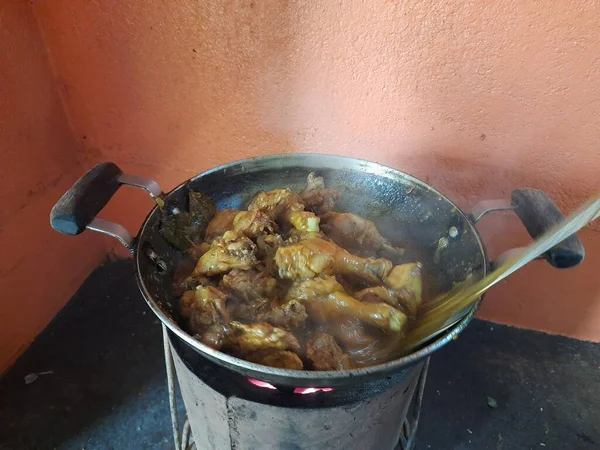 Matlagning Kyckling Kött Stekpanna Kol Spis Hemma Kök Skär Bitar — Stockfoto