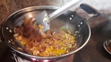 Ev Mutfağı 'nda kömür ocağında soğan kızartıyorum. Koyun eti için baharat hazır. Lezzetli ev yemekleri.