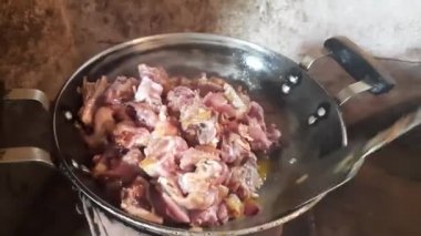 Ev Mutfağı 'nda kömür ocağında keçi eti pişiriyorum. Cızırdayan, sulu keçi eti filetosu, soğanlı. Ev yemeği çok lezzetli. Hint keçi eti körisini geleneksel usulde yap..