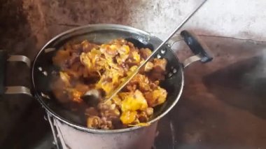Ev Mutfağı 'nda kömür ocağında keçi eti pişiriyorum. Cızırdayan, sulu keçi eti filetosu, soğanlı. Ev yemeği çok lezzetli. Hint keçi eti körisini geleneksel usulde yap..