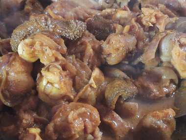 Ev Mutfağı 'nda kömür ocağında keçi eti pişiriyorum. Cızırdayan, sulu keçi eti filetosu, soğanlı. Ev yemeği çok lezzetli. Hint keçi eti körisini geleneksel usulde yap..