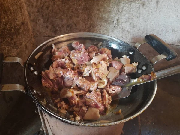 Gotowanie Mięsa Koziego Patelni Piecu Węglowym Home Kitchen Skwierczące Kawałki — Zdjęcie stockowe