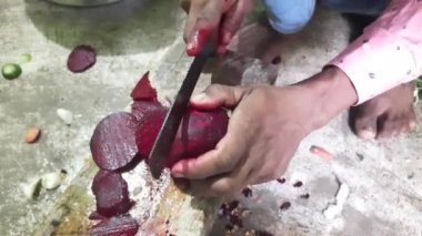 Kesme tahtasında keskin şef bıçağıyla pancar kesmek. Pancar pancarı bitkisinin portresi. Diğer isimleri masa pancarı, bahçe pancarı, kırmızı pancar, yemek pancarı....