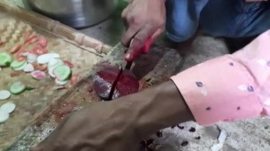 Kesme tahtasında keskin şef bıçağıyla pancar kesmek. Pancar pancarı bitkisinin portresi. Diğer isimleri masa pancarı, bahçe pancarı, kırmızı pancar, yemek pancarı....
