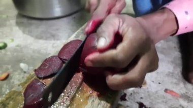Kesme tahtasında keskin şef bıçağıyla pancar kesmek. Pancar pancarı bitkisinin portresi. Diğer isimleri masa pancarı, bahçe pancarı, kırmızı pancar, yemek pancarı....