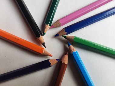 Renkli kalemlerin bir görüntüsü. Beyaz arka planda renkli kalemler. Çerçevenin altındaki renkli kalemler. Beyaz arkaplanda izole edilmiş renkli kalemler. Kapat..