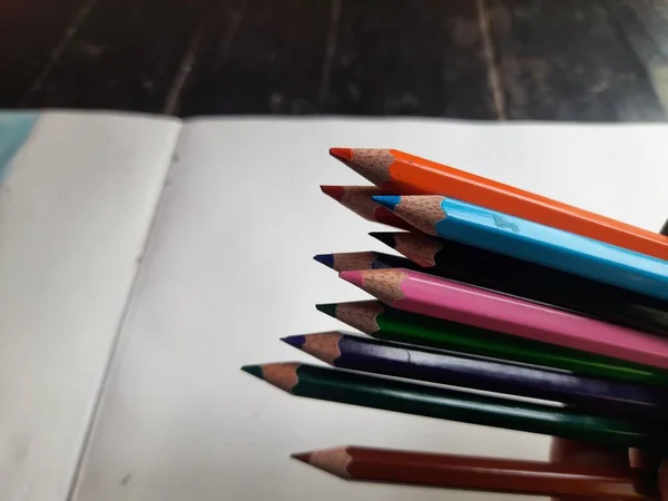 연필의 이미지 배경에는 색연필 아래에 연필들 색연필은 바탕에 분리되어 있습니다 — 스톡 사진