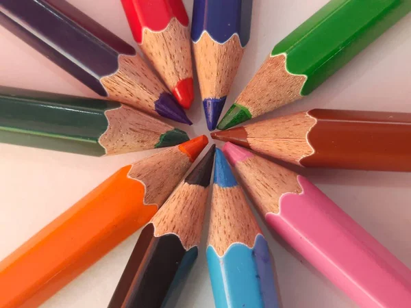 Renkli Kalemlerin Bir Görüntüsü Beyaz Arka Planda Renkli Kalemler Çerçevenin — Stok fotoğraf