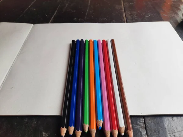 연필의 이미지 배경에는 색연필 아래에 연필들 색연필은 바탕에 분리되어 있습니다 — 스톡 사진