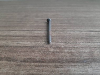 Demir tel çiviler. Oval çelik tel çiviler. Günlük hayatta kullanılmak üzere yuvarlak çiviler. Sıradan ucuz donanım. metal yapı çivileri.