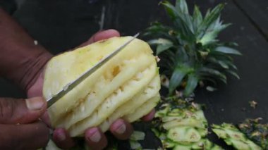 Ananas, ananas konservesi, meyve, tropikal, tatlı, sağlıklı, taze, organik, yeşil, olgun, lezzetli, yemek, bromelain, sulu, canlı, kapalı alan, stüdyo çekimi, ananas kabuğu soyma, meyve soyma, bıçak, el, yürüme, meyve dükkanı, 