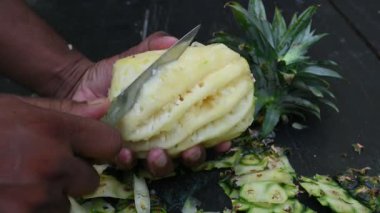 Ananas, ananas konservesi, meyve, tropikal, tatlı, sağlıklı, taze, organik, yeşil, olgun, lezzetli, yemek, bromelain, sulu, canlı, kapalı alan, stüdyo çekimi, ananas kabuğu soyma, meyve soyma, bıçak, el, yürüme, meyve dükkanı, 