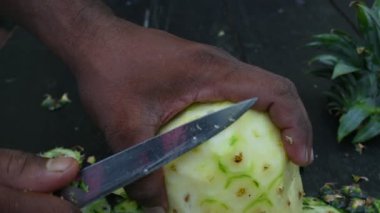 Ananas, ananas konservesi, meyve, tropikal, tatlı, sağlıklı, taze, organik, yeşil, olgun, lezzetli, yemek, bromelain, sulu, canlı, kapalı alan, stüdyo çekimi, ananas kabuğu soyma, meyve soyma, bıçak, el, yürüme, meyve dükkanı, 