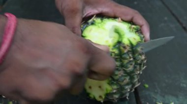 Ananas, ananas konservesi, meyve, tropikal, tatlı, sağlıklı, taze, organik, yeşil, olgun, lezzetli, yemek, bromelain, sulu, canlı, kapalı alan, stüdyo çekimi, ananas kabuğu soyma, meyve soyma, bıçak, el, yürüme, meyve dükkanı, 