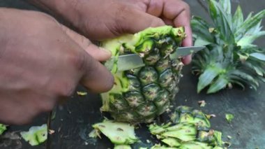 Ananas, ananas konservesi, meyve, tropikal, tatlı, sağlıklı, taze, organik, yeşil, olgun, lezzetli, yemek, bromelain, sulu, canlı, kapalı alan, stüdyo çekimi, ananas kabuğu soyma, meyve soyma, bıçak, el, yürüme, meyve dükkanı, 