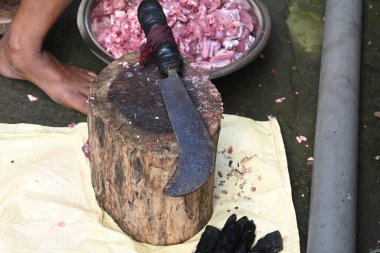 Keçi eti doğrama. Hint köyündeki geleneksel demir aletlerden taze çiğ ya da pişmemiş koyun eti. Keçi etini küçük parçalara ayırmak..
