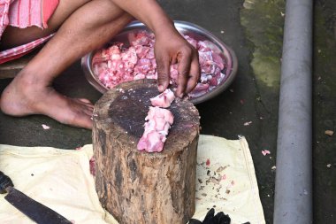 Keçi eti doğrama. Hint köyündeki geleneksel demir aletlerden taze çiğ ya da pişmemiş koyun eti. Keçi etini küçük parçalara ayırmak..