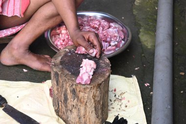 Keçi eti doğrama. Hint köyündeki geleneksel demir aletlerden taze çiğ ya da pişmemiş koyun eti. Keçi etini küçük parçalara ayırmak..