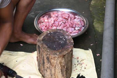 Keçi eti doğrama. Hint köyündeki geleneksel demir aletlerden taze çiğ ya da pişmemiş koyun eti. Keçi etini küçük parçalara ayırmak..