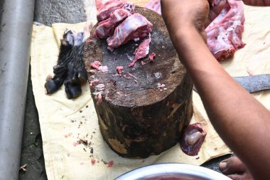 Keçi eti doğrama. Hint köyündeki geleneksel demir aletlerden taze çiğ ya da pişmemiş koyun eti. Keçi etini küçük parçalara ayırmak..