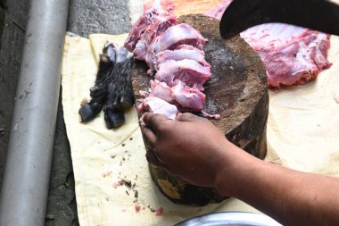 Keçi eti doğrama. Hint köyündeki geleneksel demir aletlerden taze çiğ ya da pişmemiş koyun eti. Keçi etini küçük parçalara ayırmak..