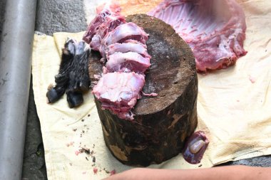 Keçi eti doğrama. Hint köyündeki geleneksel demir aletlerden taze çiğ ya da pişmemiş koyun eti. Keçi etini küçük parçalara ayırmak..