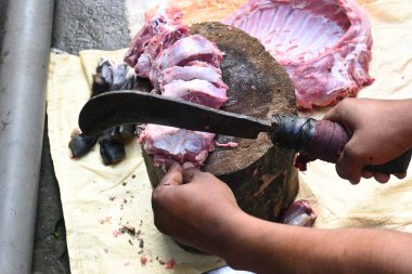 Keçi eti doğrama. Hint köyündeki geleneksel demir aletlerden taze çiğ ya da pişmemiş koyun eti. Keçi etini küçük parçalara ayırmak..