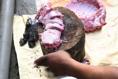 Keçi eti doğrama. Hint köyündeki geleneksel demir aletlerden taze çiğ ya da pişmemiş koyun eti. Keçi etini küçük parçalara ayırmak..