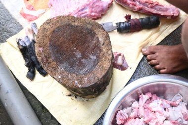 Keçi eti doğrama. Hint köyündeki geleneksel demir aletlerden taze çiğ ya da pişmemiş koyun eti. Keçi etini küçük parçalara ayırmak..