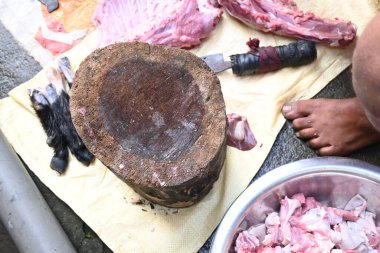 Keçi eti doğrama. Hint köyündeki geleneksel demir aletlerden taze çiğ ya da pişmemiş koyun eti. Keçi etini küçük parçalara ayırmak..