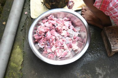 Keçi eti doğrama. Hint köyündeki geleneksel demir aletlerden taze çiğ ya da pişmemiş koyun eti. Keçi etini küçük parçalara ayırmak..