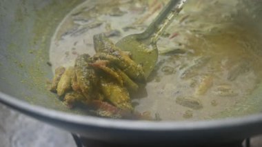 Küçük Yılankafa ya da Channa orientalis balığı. Geleneksel Asya balık köri yemeği. Hint mutfağı Bengali Balık Körisi. Asya yemeği ve yemeği. Lezzetli Hint balığı körisi. Hint yemeği..
