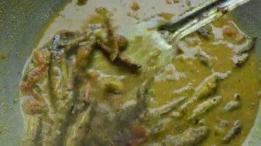 Küçük Yılankafa ya da Channa orientalis balığı. Geleneksel Asya balık köri yemeği. Hint mutfağı Bengali Balık Körisi. Asya yemeği ve yemeği. Lezzetli Hint balığı körisi. Hint yemeği..