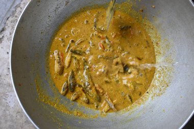 Küçük Yılankafa ya da Channa orientalis balığı. Geleneksel Asya balık köri yemeği. Hint mutfağı Bengali Balık Körisi. Asya yemeği ve yemeği. Lezzetli Hint balığı körisi. Hint yemeği..