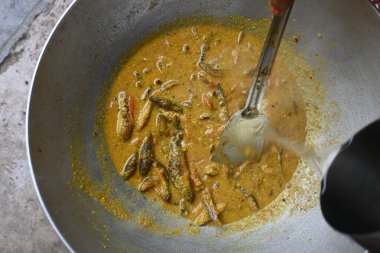 Küçük Yılankafa ya da Channa orientalis balığı. Geleneksel Asya balık köri yemeği. Hint mutfağı Bengali Balık Körisi. Asya yemeği ve yemeği. Lezzetli Hint balığı körisi. Hint yemeği..